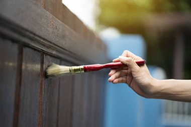 Ahşap dokuya koruyucu vernik uygulamak, ev donanımı konseptini bozmak ve onarmak