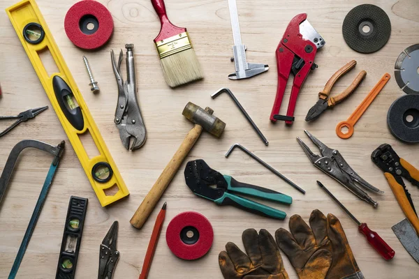 Gamla Verktyg Utrustning Med Svarta Tavlan Träbord Bakgrund Ingenjörskoncept — Stockfoto