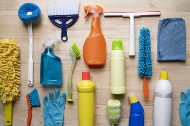 Ahşap masadaki ev temizleme ürünü.