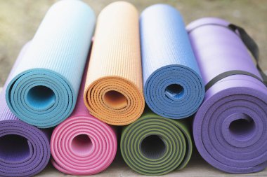 Masadaki renkli yoga minderini, spor ve sağlıklı konsepti kapat.