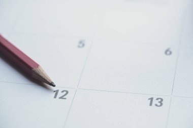 düzenleyici veya takvim ve kırmızı kalem, iş toplantısı veya seyahat planlama kavramı için planlama yakın çekim