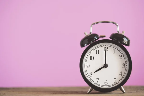 Retro Alarm Klok Houten Tafel Met Roze Achtergrond Vintage Stijl — Stockfoto