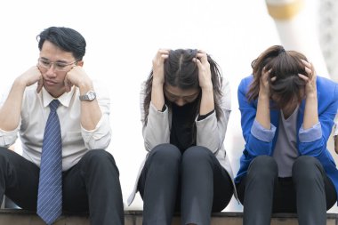 Şirketten işsizler sokakta oturuyor, işsizlik kavramı