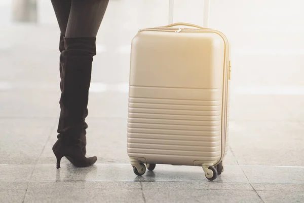 Γυναίκα Που Φοράει Μπότες Στέκεται Δίπλα Ταξιδιού Αποσκευών Στο Αεροδρόμιο — Φωτογραφία Αρχείου