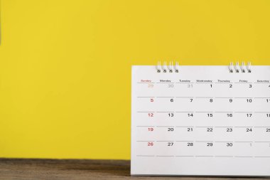 sarı arka planlı takvimi kapat, iş toplantısı ya da seyahat planlama konsepti planla