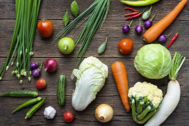 Meyve ve sebze yukarıdan, düz yatıyordu, sağlıklı gıda kavramı taze çiftçiler Pazar