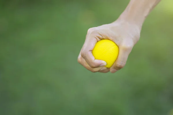 Frau Drückt Hand Einen Stressgelben Ball — Stockfoto