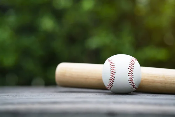 Baseball Und Baseballschläger Auf Hölzernem Tischhintergrund Nahaufnahme — Stockfoto