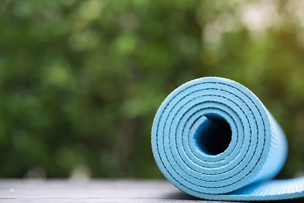 Primer Plano Estera Yoga Azul Sobre Mesa Deporte Concepto Saludable — Foto de Stock