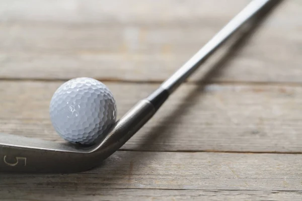 ゴルフ ボール テーブルの背景にゴルフ クラブ — ストック写真