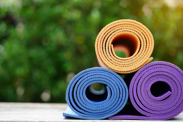 Primer Plano Colorida Esterilla Yoga Sobre Mesa Deporte Concepto Saludable — Foto de Stock