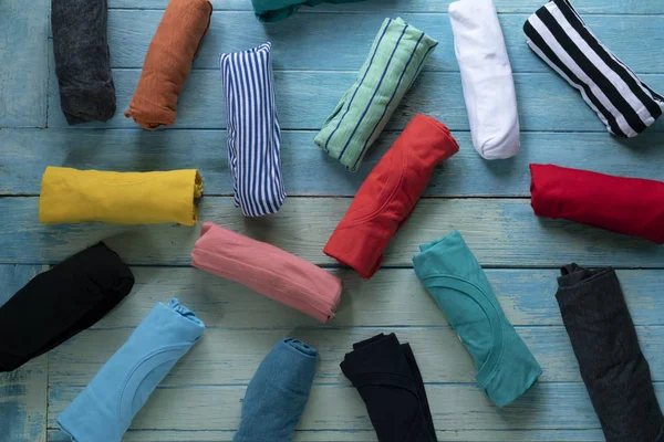 Gros Plan Vêtements Colorés Roulés Sur Fond Table Bois — Photo