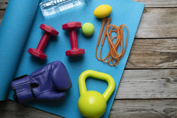 Tijd Voor Het Trainen Van Sportuitrusting Met Yoga Mat Achtergrond — Stockfoto