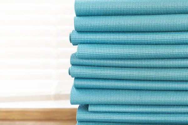 Stapel Blaue Yogamatte Auf Dem Tisch Sport Und Gesundes Konzept — Stockfoto