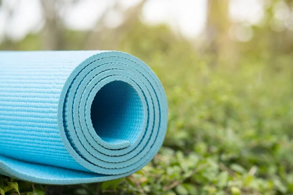 关闭蓝色瑜伽垫 健身健康和体育概念 — 图库照片