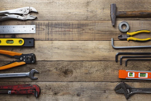 Ancien Équipement Outils Avec Tableau Noir Sur Fond Table Bois — Photo