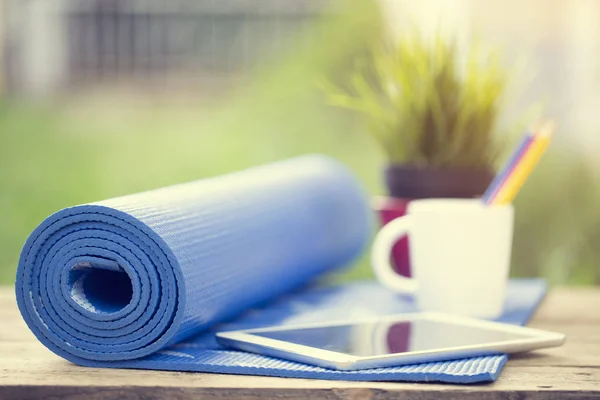 Gros Plan Tapis Yoga Bleu Sur Table Sport Concept Sain — Photo