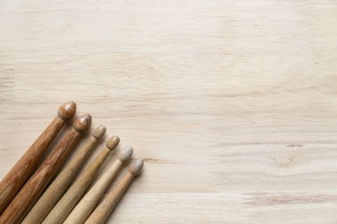 Tablo arka plan, üstten görünüm, müzik konsepti üzerinde sopa davul