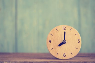 Ahşap masadaki çalar saat antika.