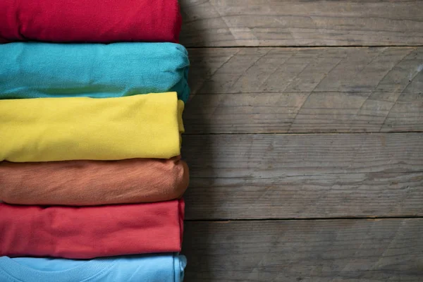 Крупным Планом Разноцветной Одежды Фоне Деревянного Стола — стоковое фото