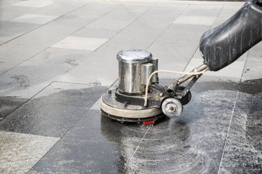 Yıkama dış geçit Parlatma makine kullanarak Temizleme insanlar.