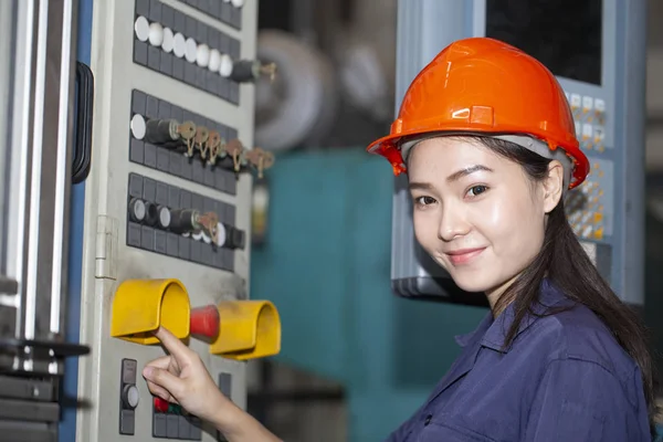 Junge Asiatische Ingenieurin Baut Und Testet Maschine Labor Fabrik Engineering — Stockfoto