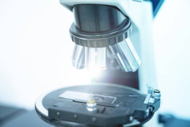 laboratuvar mikroskop, bilim ve araştırma kavramı kapatın