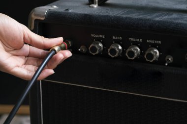 Kadın el kablo amplifikatör gitar, müzik konsepti tıkalı