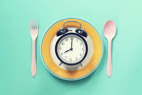 Ложка Вилка Часов Питания Концепция Здорового Питания Зеленом Фоне — стоковое фото