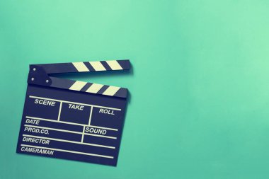 Film clapper yeşil zemin üzerine; Film, sinema ve video fotoğraf kavramı