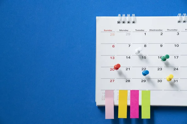 Close-up do calendário na mesa azul, planejamento para o negócio me — Fotografia de Stock