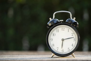 Ahşap masadaki çalar saat antika.