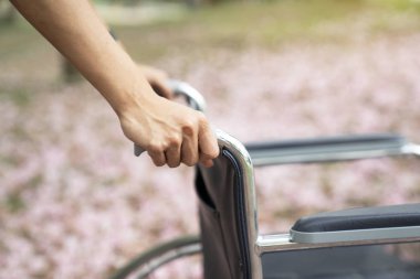 Hemşirenin eliyle itti boş tekerlekli sandalye