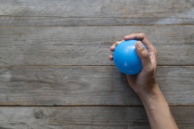 stres topu sıkma bir kadının elleri