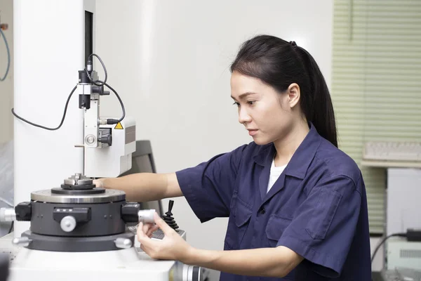 Joven Asiática Mujer Ingeniero Establecido Prueba Máquina Laboratorio Fábrica Ingeniería —  Fotos de Stock