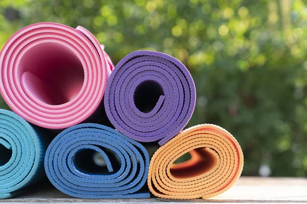 Primer Plano Colorida Esterilla Yoga Sobre Mesa Deporte Concepto Saludable — Foto de Stock