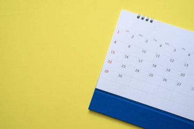 Takvim iş toplantısı veya seyahat planlama kavramı için planlama sarı zemin üzerine yakın çekim