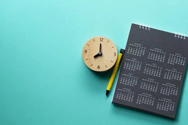 Chiusura Del Calendario Dell Orologio Sullo Sfondo Verde Pianificazione Riunioni — Foto Stock