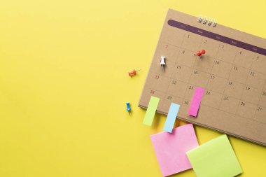 Takvim iş toplantısı veya seyahat planlama kavramı için planlama sarı zemin üzerine yakın çekim
