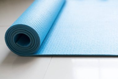 kattaki fitness sınıfı, spor ve sağlıklı kavramı mavi yoga mat, yakın çekim