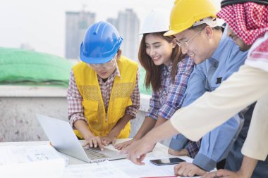 Asya mühendisleri birlikte konsülte ve şantiye planı