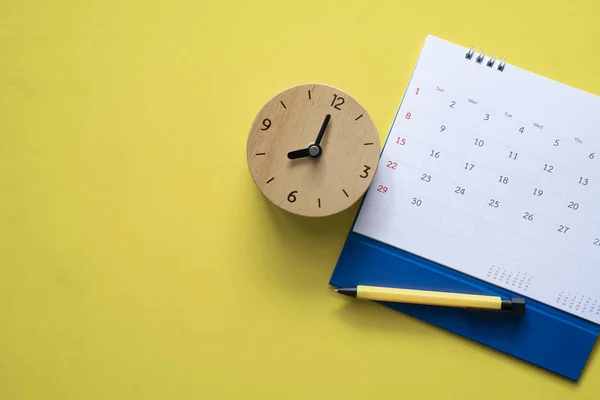 Chiusura Calendario Orologio Penna Sul Tavolo Giallo Pianificazione Riunioni Lavoro — Foto Stock