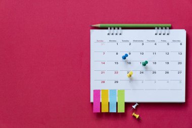 Takvim için b planlama kırmızı arka plan masaya yakın çekim