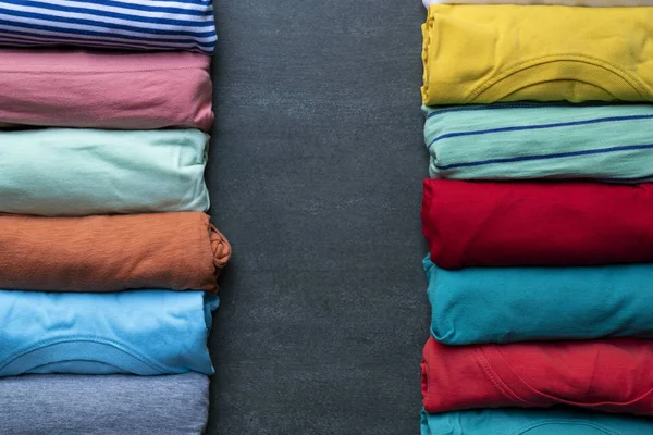 Close up de roupas coloridas laminadas no fundo preto — Fotografia de Stock