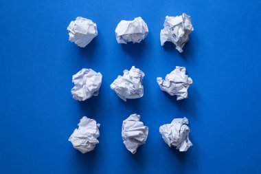 mavi arka plan üzerinde çeşitli buruşuk kağıt topluluğu