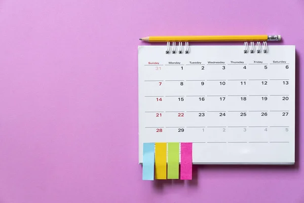 关闭粉红色的桌子背景上的日历, 计划 — 图库照片