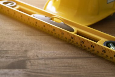 kask ve su leve ile mühendis veya mimar Resepsiyon arka plan