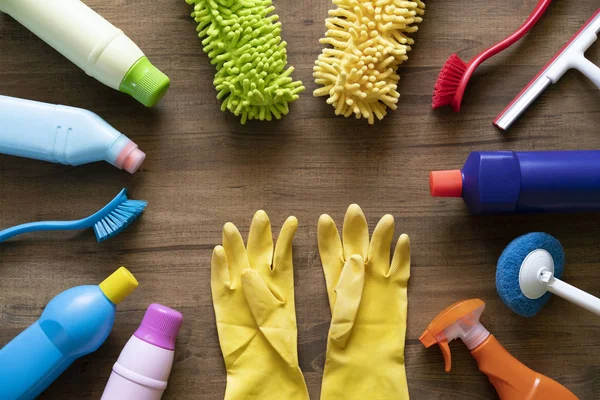 Hus rengörings produkt och handske på trä bord — Stockfoto