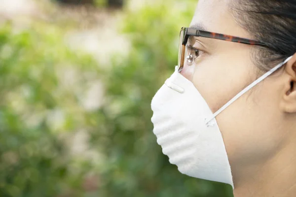 Mujer de cerca con mascarilla facial para proteger el polvo en el exterior —  Fotos de Stock