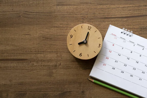 在桌子上的日历和时钟的关闭, 业务规划 — 图库照片